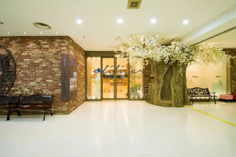 벚꽃나무가 반기는 내추럴 감성 대형 카페 인테리어